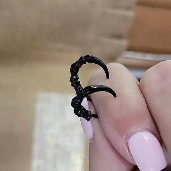 🔥LAST PAIR🔥 Raven's Claw Screw Back Earrings, unisex - Picture 1 of 7